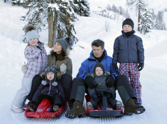 Sur la ligne de départ... La princesse Mary et le prince Frederik de Danemark, en vacances à Verbier avec leurs quatre enfants Christian (7 ans), Isabella (5 ans), Vincent et Joséphine (2 ans), ont rencontré la presse le 10 février 2013 pour la traditionnelle séance photo.