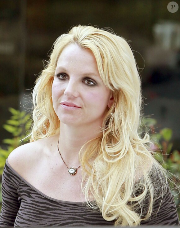 Britney Spears sort d'un salon de beauté à Los Angeles, le 10 février 2013.