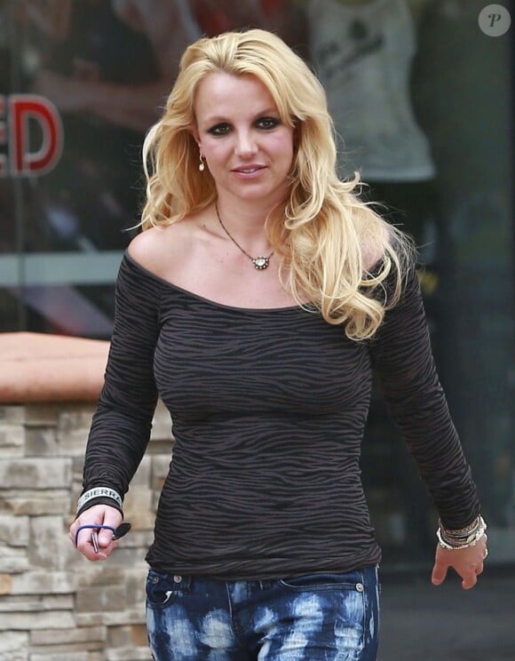 Britney Spears quitte un salon de beauté de Los Angeles, le 10 février 2013.