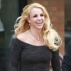 Britney Spears, souriante, quitte un salon de beauté à Los Angeles, le 10 février 2013.