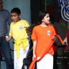 Blanket Jackson sort de son cours de karaté à Los Angeles, le 10 février 2013. Il jeune garçon affiche fièrement sa ceinture orange.