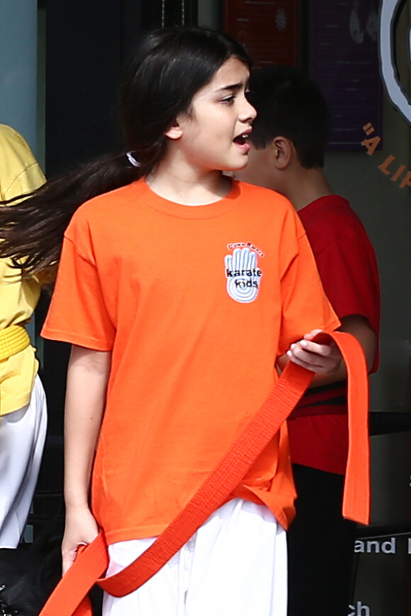 Blanket Jackson à la sortie de son cours de karaté à Los Angeles, le 10 février 2013. Il jeune garçon affiche fièrement sa ceinture orange.
