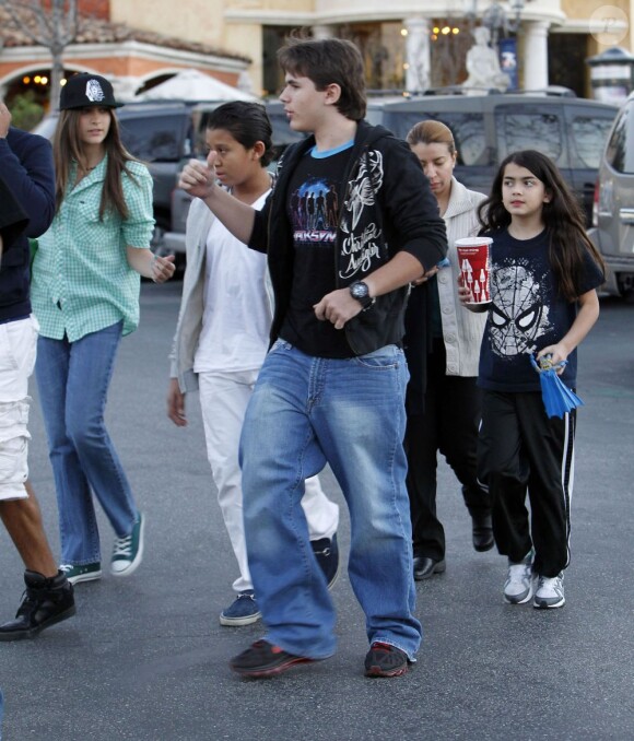 Les enfants du chanteur Michael Jackson, Paris, Prince et Blanket, se rendent au cinéma à Los Angeles, le 4 février 2012.