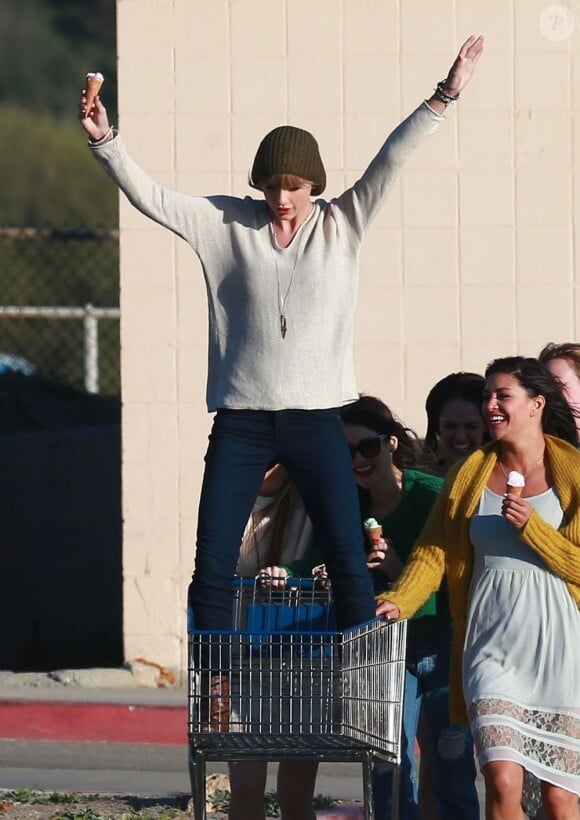 Taylor Swift, déchaînée sur une plage à Malibu, pour le tournage de son nouveau clip, le 11 février 2013.