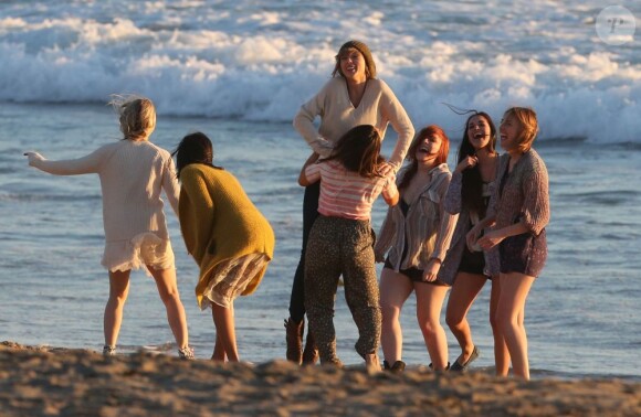 La chanteuse Taylor Swift, sur une plage à Malibu, pour le tournage de son nouveau clip, le 11 février 2013.