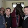 Le cheval Ready Cash au côté de Lucien Jean-Baptiste, Fabien Onteniente, et Philippe Duquesne, à l'Hippodrome de Vincennes, le 27 janvier 2013.