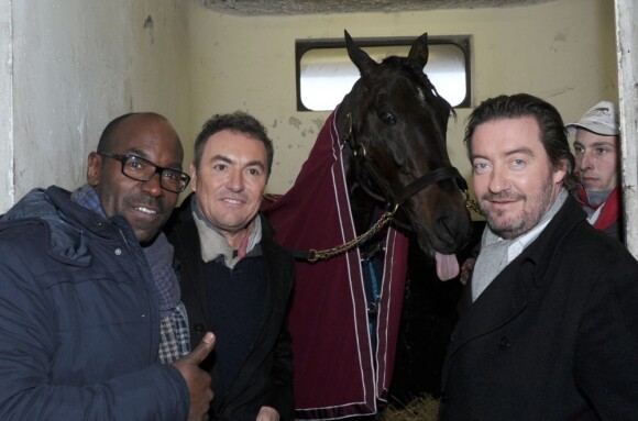 Le cheval Ready Cash au côté de Lucien Jean-Baptiste, Fabien Onteniente, et Philippe Duquesne, à l'Hippodrome de Vincennes, le 27 janvier 2013.