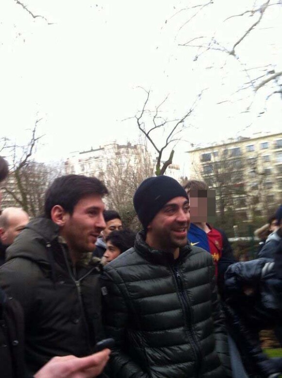 Lionel Messi et Xavi ont provoqué l'hystérie collective lors d'une visite surprise au club de L'Olympique Neuilly District 92 le 11 février 2013
