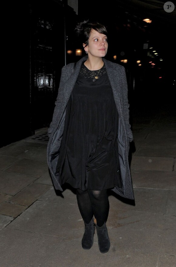 La jolie Lily Allen sortant du club "Loulou", le mardi 12 février à Londres.