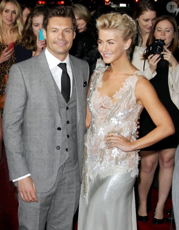 Julianne Hough et son petit ami Ryan Seacrest à la première du film Safe Haven à Hollywood, le 5 février 2013.