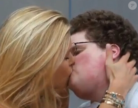 Bar Refaeli embrasse un geek dans une publicité pour GoDaddy diffusée lors du Super Bowl du 3 février 2013.