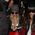 Selena Gomez et Ashley Benson lookées arrivent à Paris via Roissy Charles-de-Gaulle pour le film Spring Breakers, le 16 février 2013.