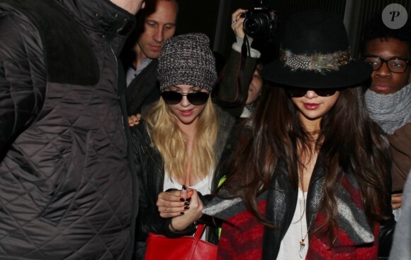 Selena Gomez et Ashley Benson lookées arrivent à Paris via Roissy Charles-de-Gaulle pour le film Spring Breakers, le 16 février 2013.