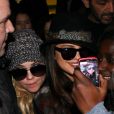 Selena Gomez et Ashley Benson à leur arrivée à l'aéroport de Roissy Charles-de-Gaulle pour le film Spring Breakers, le 16 février 2013.