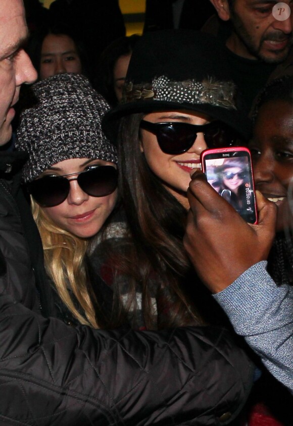 Selena Gomez et Ashley Benson à leur arrivée à l'aéroport de Roissy Charles-de-Gaulle pour le film Spring Breakers, le 16 février 2013.
