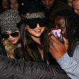 Selena Gomez tout sourire suivi d'Ashley Benson à l'aéroport de Roissy Charles-de-Gaulle pour le film Spring Breakers, le 16 février 2013.
