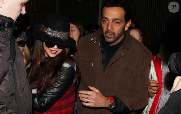 Selena Gomez arrive à l'aéroport de Roissy Charles-de-Gaulle pour le film Spring Breakers, le 16 février 2013.