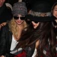Selena Gomez et Ashley Benson arrivent à l'aéroport de Roissy Charles-de-Gaulle pour le film Spring Breakers, le 16 février 2013.