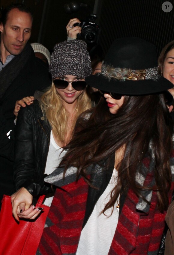 Selena Gomez et Ashley Benson arrivent à l'aéroport de Roissy Charles-de-Gaulle pour le film Spring Breakers, le 16 février 2013.