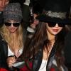 Selena Gomez et Ashley Benson débarquent à l'aéroport de Roissy Charles-de-Gaulle pour le film Spring Breakers, le 16 février 2013.