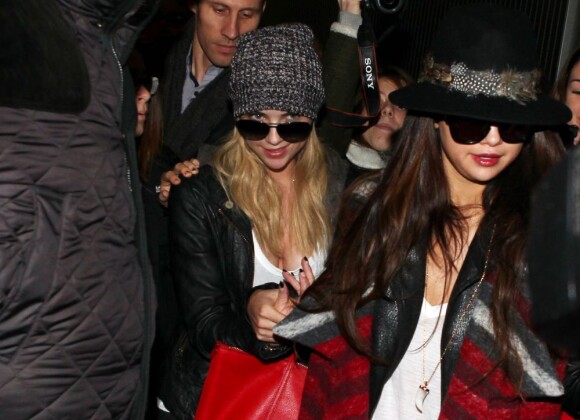 Selena Gomez et Ashley Benson débarquent à l'aéroport de Roissy Charles-de-Gaulle pour le film Spring Breakers, le 16 février 2013.