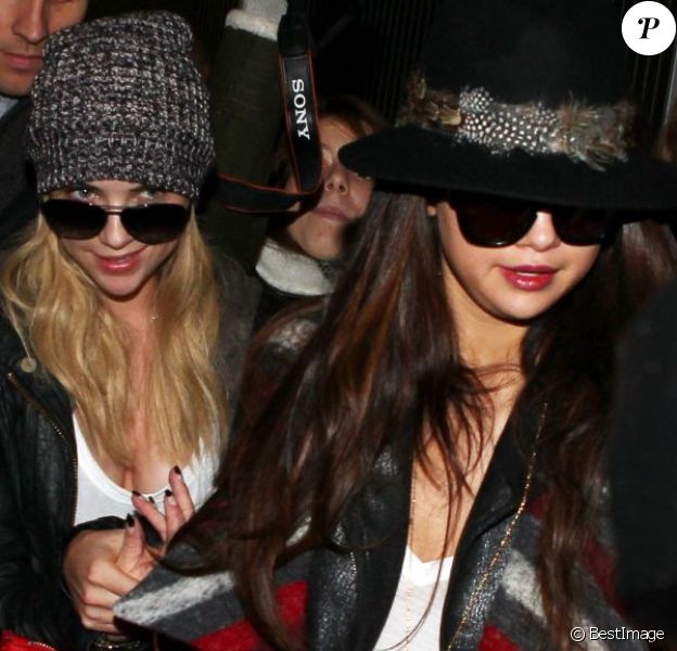 Selena Gomez et Ashley Benson débarquent à l'aéroport de Roissy Charles-de-Gaulle pour le film Spring Breakers, le 16 février 2013.