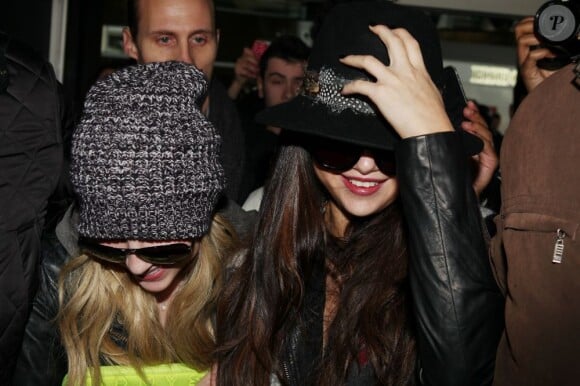 Selena Gomez et Ashley Benson se frayent un chemin à l'aéroport de Roissy Charles-de-Gaulle pour le film Spring Breakers, le 16 février 2013.