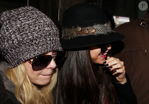 Selena Gomez et Ashley Benson arrivent heureuses à l'aéroport de Roissy Charles-de-Gaulle pour le film Spring Breakers, le 16 février 2013.
