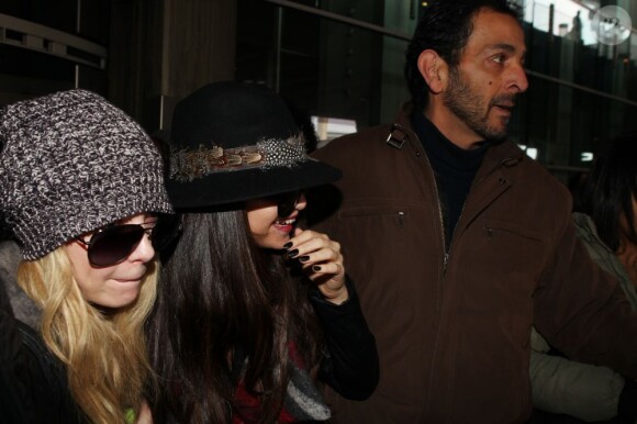 Selena Gomez et Ashley Benson sortent de l'aéroport de Roissy Charles-de-Gaulle pour le film Spring Breakers, le 16 février 2013.