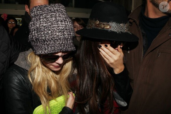 Selena Gomez et Ashley Benson fendent la foule à l'aéroport de Roissy Charles-de-Gaulle pour le film Spring Breakers, le 16 février 2013.