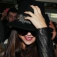 Selena Gomez arrive tout sourire à l'aéroport de Roissy Charles-de-Gaulle pour le film Spring Breakers, le 16 février 2013.