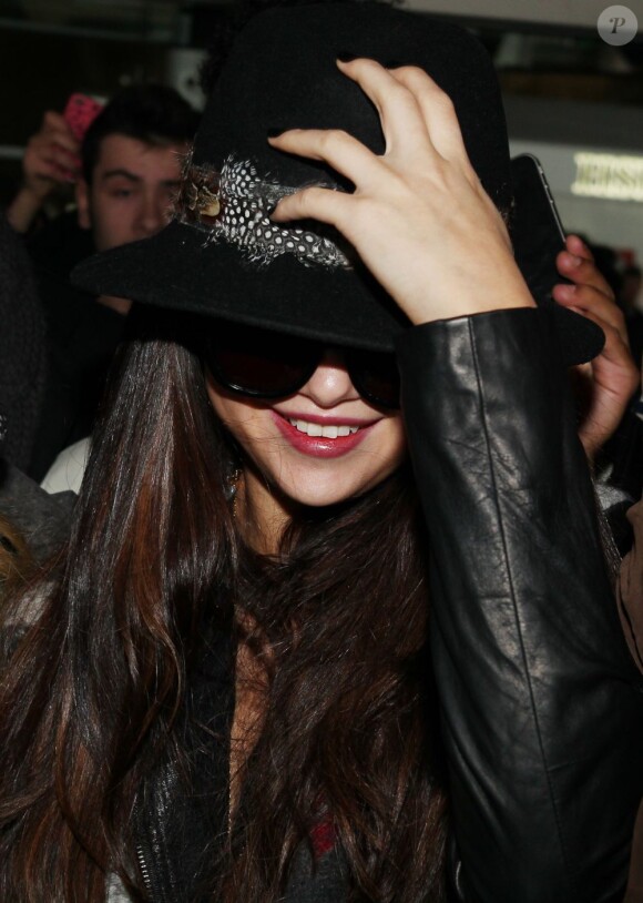 Selena Gomez arrive tout sourire à l'aéroport de Roissy Charles-de-Gaulle pour le film Spring Breakers, le 16 février 2013.