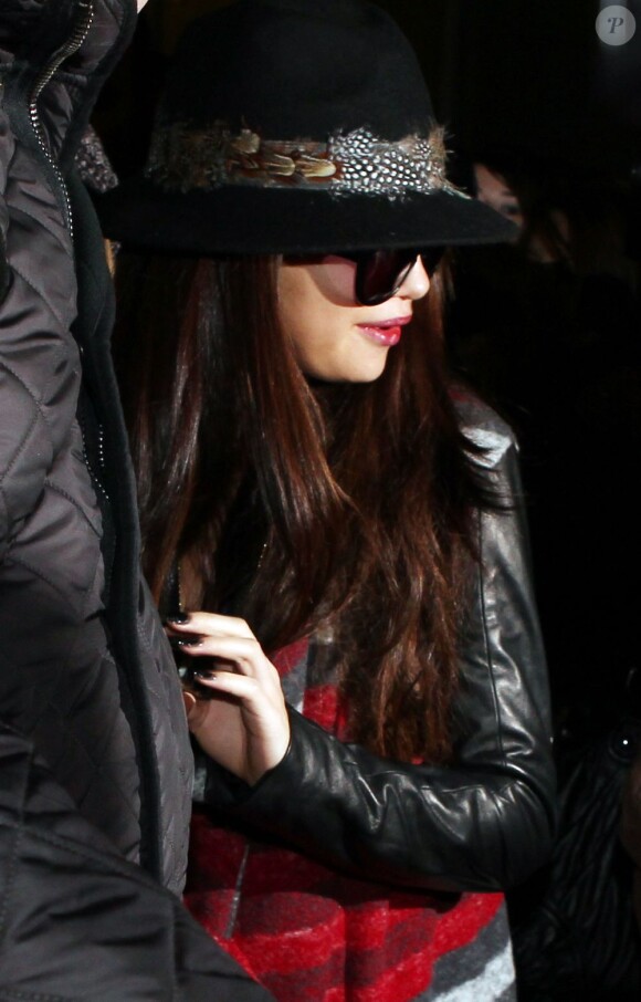 Selena Gomez impressionné par la foule de fans venus l'accueillir à l'aéroport de Roissy Charles-de-Gaulle pour le film Spring Breakers, le 16 février 2013.