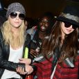 Selena Gomez arrive à Paris accompagnée d'Ashley Benson, le 16 février 2013.