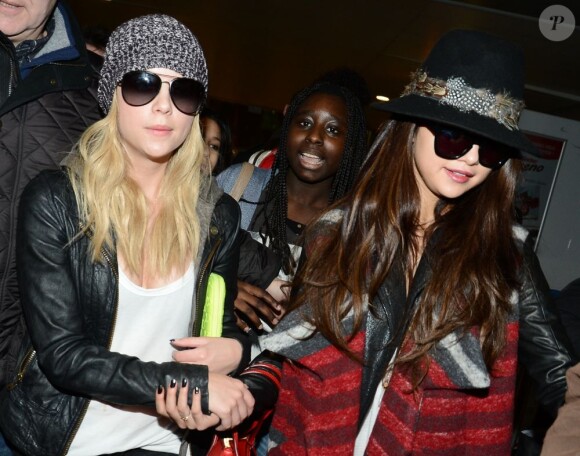 Selena Gomez arrive à Paris accompagnée d'Ashley Benson, le 16 février 2013.