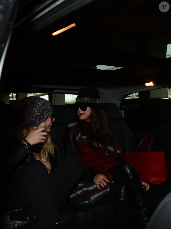 Selena Gomez au côté d'Ashley Benson dans le 4x4 qui les emmenera vers l'Hôtel Bristol où l'équipe du film Spring Breakers loge.