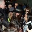 Selena Gomez et Ashley Benson au côté de leurs fans à l'arrivée des deux amies à Paris, le 16 février 2013.