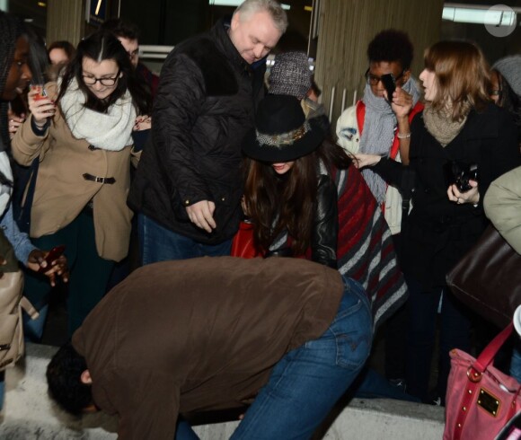 Selena Gomez aide une aide à se relever, le 16 février 2013.