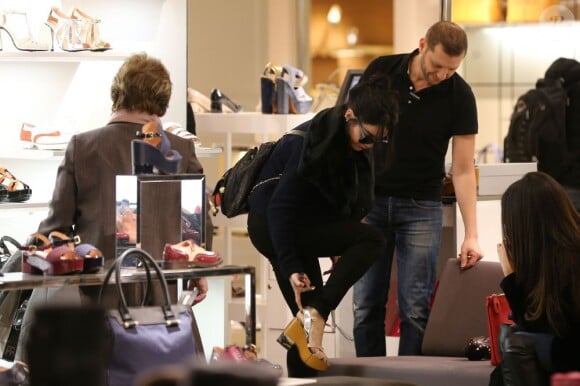 Selena Gomez essaie une paire de chaussures au Printemps à Paris, le 16 février 2013.