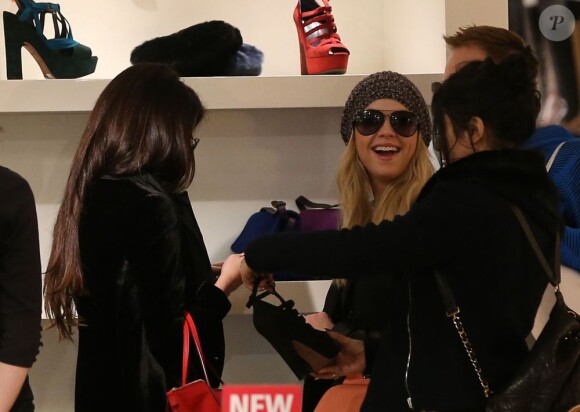 Selena Gomez, Ashley Benson tout sourire et Vanessa Hudgens au rayon chaussres au Printemps à Paris, le 16 février 2013.