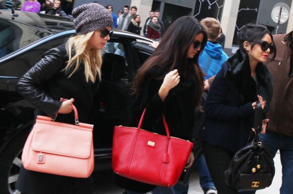 Selena Gomez, Vanessa Hudgens, et Ashley Benson arrivent au Printemps Haussmann, Paris, le 16 février 2013