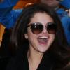 Selena Gomez heureuse l'accueil de ses fans au Printemps Haussmann, Paris, le 16 février 2013