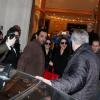 Bain de foule apprécié par les deux starlettes Selena Gomez et Vanessa Hudgens à Paris, le 16 février 2013.