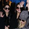 Selena Gomez, Vanessa Hudgens saluent leurs fans au Printemps Haussmann, Paris, le 16 février 2013