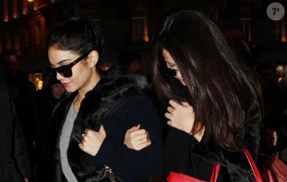 Selena Gomez et Vanessa Hudgens affrontent le froid parisien pour aller dîner au restaurant L'Avenue à Paris, le 16 février 2013.