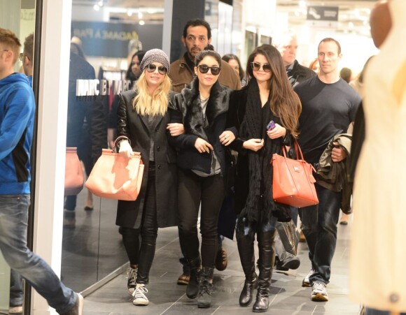 Les trois sulfureuses actrices de Spring Breakers Selena Gomez, Ashley Benson et Vanessa Hudgens se baladent au Printemps à Paris, le 16 février 2013.