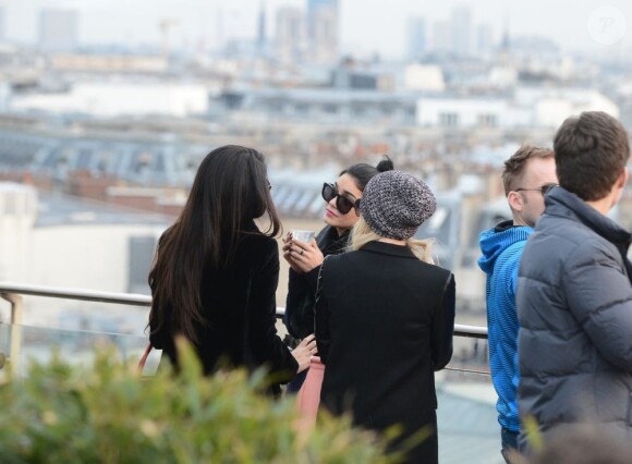 Selena Gomez, Ashley Benson et Vanessa Hudgens en plein discussion sur les toits parisiens au Printemps, le 16 février 2013.