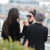 Selena Gomez a visiblement étonné Vanessa Hudgens par une révélation au Printemps Haussmann, Paris, le 16 février 2013