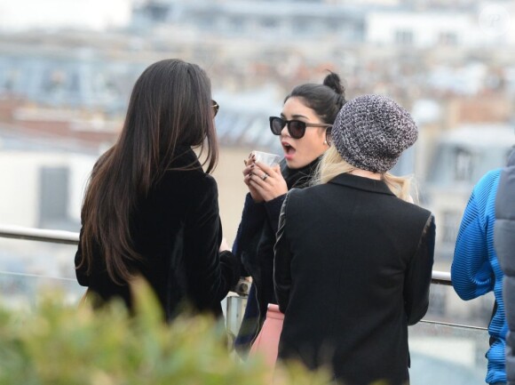 Selena Gomez a visiblement étonné Vanessa Hudgens par une révélation au Printemps Haussmann, Paris, le 16 février 2013