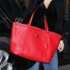 Selena Gomez à son arrivée à Paris porte un sac Dolce & Gabbana. Le 16 février 2013